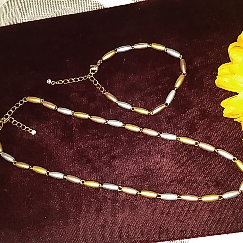 Beautiful Unique Vtg Necklace & Bracelet Set